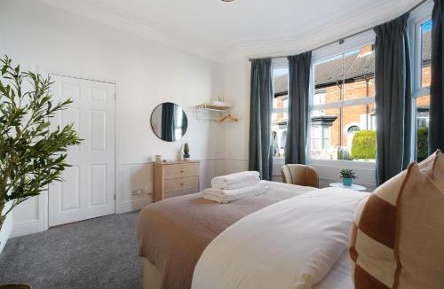 Hull House | Charming 4BR Retreat in Hull Sleeps 8 by Stay With Us