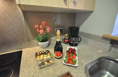 Santa Margarida Apartment | Charming Apartment in Roses, Costa Brava! 1500m from the Beach, Swimming Pool, Free Wi-Fi. Book now!