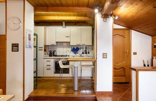 Pollein Apartment | 'Charming Attic Apartment' with Mountain View, Air Conditioning