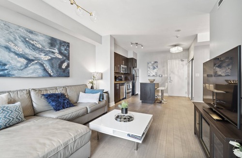 Downtown Toronto Apartment | Charming & Bright 1Bed + Den & 1 Bath Condo