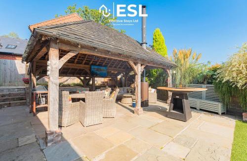 Antrobus House | Charming Cottage 3-Bedrooms Sleeps 8 & Hot Tub