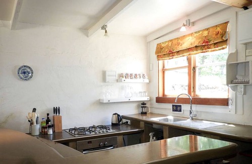 Lowburn Cottage | Charming Cottage Getaway with Breathtaking Views near Queenstown, South Island