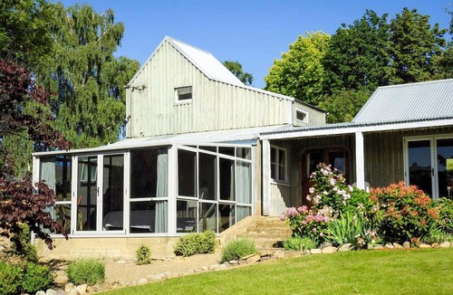 Lowburn Cottage | Charming Cottage Getaway with Breathtaking Views near Queenstown, South Island