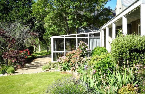Lowburn Cottage | Charming Cottage Getaway with Breathtaking Views near Queenstown, South Island