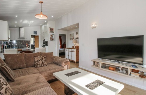 Hopton Castle Cabin | Charming Hazel Lodge in Clun
