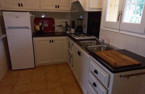 Bon Relax House | Charming Home for 6 with A/C, Pool, BBQ, WiFi, and Parking, Sant Pere Pescador