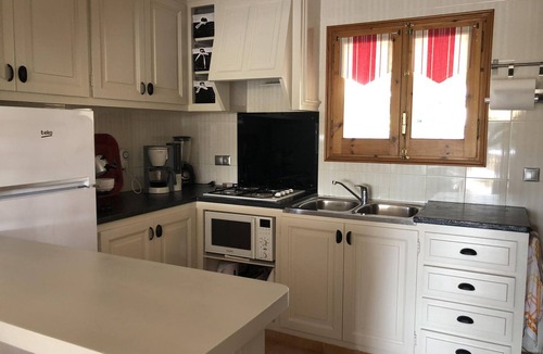 Bon Relax House | Charming Home for 6 with A/C, Pool, BBQ, WiFi, and Parking, Sant Pere Pescador