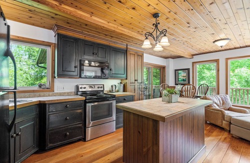 Lakefield Cottage | Charming Lakeside Cottage Retreat — Cozy, Quiet & Close to Town