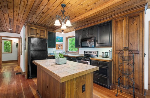 Lakefield Cottage | Charming Lakeside Cottage Retreat — Cozy, Quiet & Close to Town