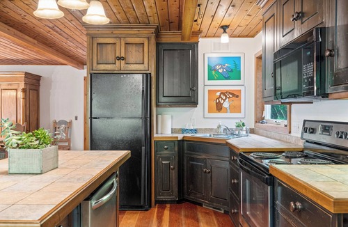 Lakefield Cottage | Charming Lakeside Cottage Retreat — Cozy, Quiet & Close to Town