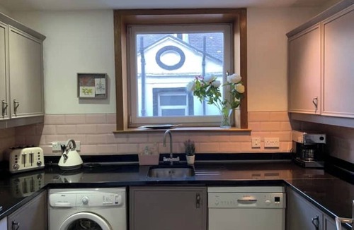 Kirkmichael Apartment | Charming Maybole Retreat – Steps from the Castle, Beaches & Golf, with Spa Bath