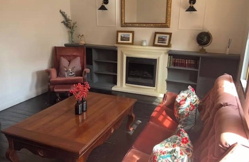 Kirkmichael Apartment | Charming Maybole Retreat – Steps from the Castle, Beaches & Golf, with Spa Bath