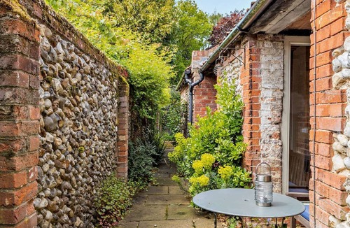 Sharrington Cottage | Charming, pet friendly Grade II single-storey cottage on a quiet country lane.