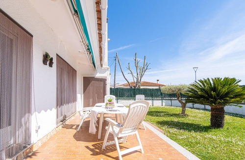 Bon Relax Cottage | Charming Vintage House with Pool, Garden & WiFi in Quiet Sant Pere Pescador