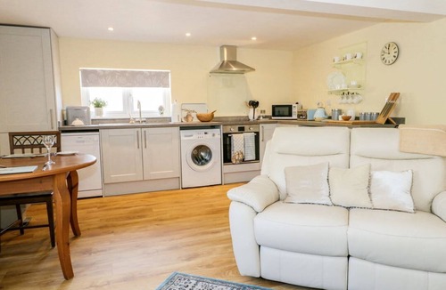 Langport Cottage | Charming Woodpecker Lodge Retreat