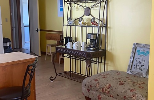 Kingsville Cottage | “Chase the Sunshine”. Never pay a cleaning fee!
