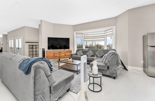 Romney House | Chattage: Lake Erie Luxury Estate w/Hot Tub And EV charger