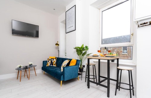 Finnieston Apartment | Cheerful 2 Bedroom Homely Apartment, Sleeps 4 Guest Comfy, 3x Double Bed, Parking, Free WiFi, Suitable For Business, Leisure Guest,Glasgow, Glasgow West End, Near City Centre, Perfect For Common Wealth Games 2026