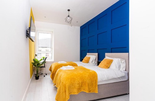Finnieston Apartment | Cheerful 2 Bedroom Homely Apartment, Sleeps 4 Guest Comfy, 3x Double Bed, Parking, Free WiFi, Suitable For Business, Leisure Guest,Glasgow, Glasgow West End, Near City Centre, Perfect For Common Wealth Games 2026