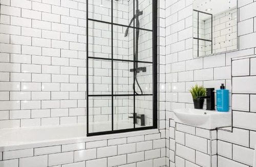 Finnieston Apartment | Cheerful 2 Bedroom Homely Apartment, Sleeps 4 Guest Comfy, 3x Double Bed, Parking, Free WiFi, Suitable For Business, Leisure Guest,Glasgow, Glasgow West End, Near City Centre, Perfect For Common Wealth Games 2026