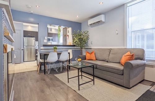Windsor House | Cheerful & cozy downtown 2bdr with free parking
