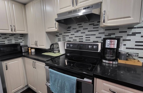 Whitby House | Cheerful & Relaxing 2 Bedroom Apartment with 2 Queen beds,5 mins from ThermeaSPA