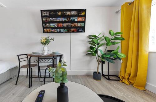 Chelmsford Apartment | Chelmsford City Bungalow With Private Parking