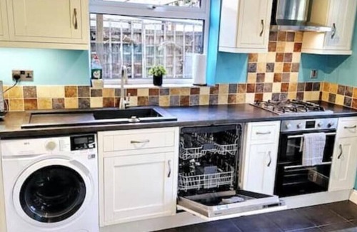 Chelmsford House | Chelmsford Comfort – Spacious 4-Bedroom Home with Free Parking