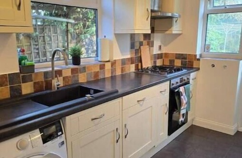 Chelmsford House | Chelmsford Comfort – Spacious 4-Bedroom Home with Free Parking