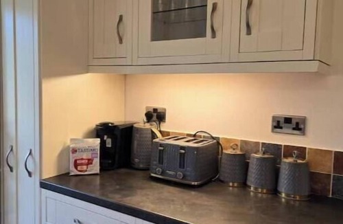 Chelmsford House | Chelmsford Comfort – Spacious 4-Bedroom Home with Free Parking