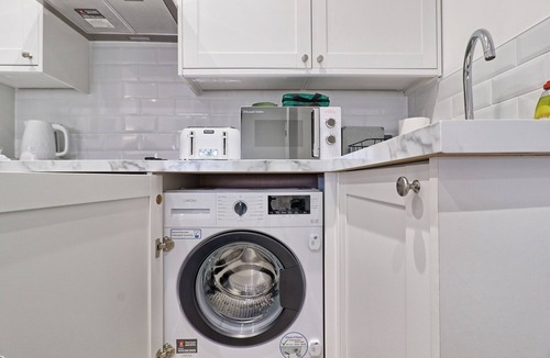Chelmsford Apartment | Chelmsford Ground Floor Apartment. Next To The City Centre With Wifi & Parking