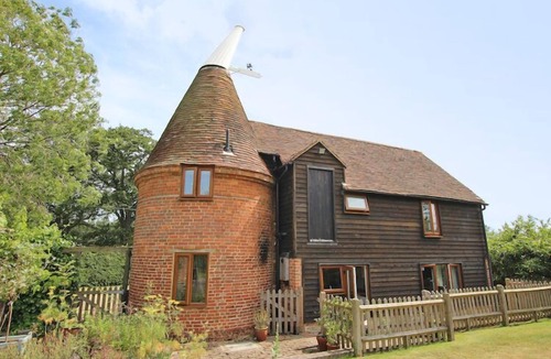 Ashford House | Chequer Tree Oast - Stunning Converted Oast House between Ashford and Tenterden