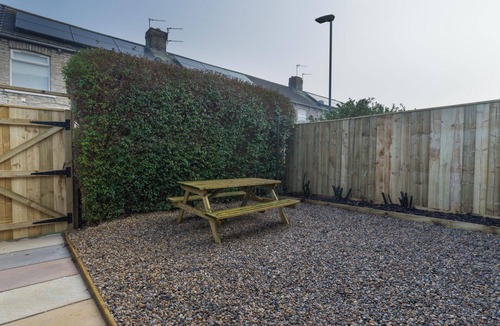 Hirst House | Chestnut House - Sleeps 4 - Pet friendly - Parking