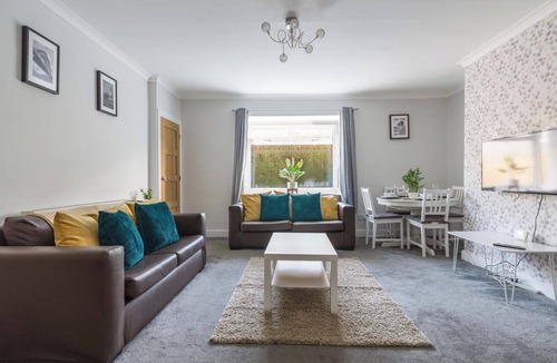 Hirst House | Chestnut House - Sleeps 4 - Pet friendly - Parking