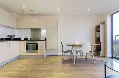 Lansbury Condo | Chic 1BD Retreat with City Views near Canary Wharf