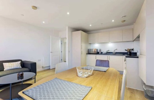 Lansbury Condo | Chic 1BD Retreat with City Views near Canary Wharf