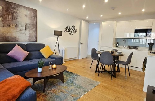 St Luke's Apartment | Chic 2 Bed/2 Bath in Old Street