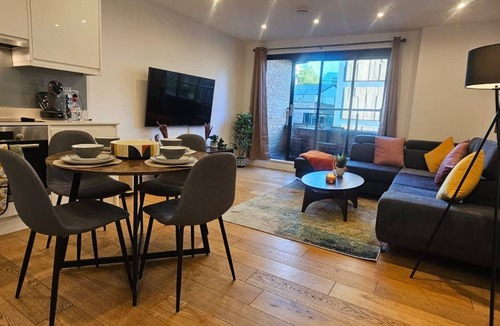 St Luke's Apartment | Chic 2 Bed/2 Bath in Old Street
