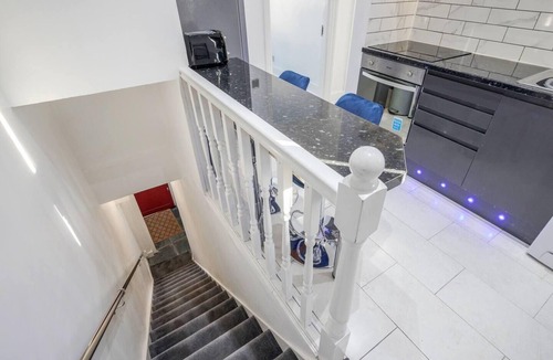 Tilbury Apartment | Chic 2-Bedroom Flat - Sleeps 5 - Central Tilbury