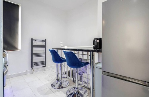 Tilbury Apartment | Chic 2-Bedroom Flat - Sleeps 5 - Central Tilbury