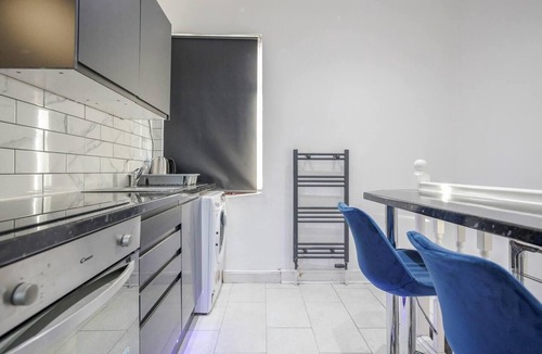 Tilbury Apartment | Chic 2-Bedroom Flat - Sleeps 5 - Central Tilbury