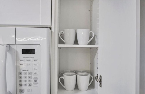 Oshawa Apartment | Chic 2 BR Urban Retreat Near Beach Free Parking