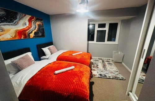 Luton Apartment | Chic 2BR escape near Luton Airport&Train Stn, Whipsnade zoo, Contractors