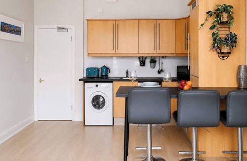 West End Apartment | Chic 2BR West End Edinburgh - Walk to Castle