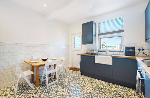 Thurnscoe Apartment | Chic 3BR Rotherham Parking WIFI By stay with us