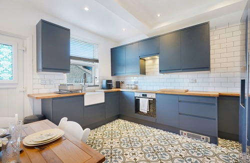 Thurnscoe Apartment | Chic 3BR Rotherham Parking WIFI By stay with us