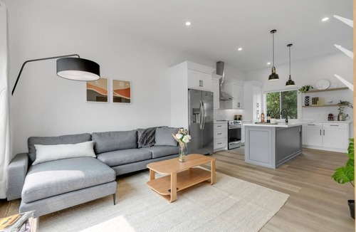 Bowmanville Apartment | Chic Bespoke 4BR Home: King Beds&Fully Fenced Bkyd