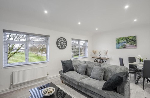 Chelmsford Apartment | Chic & Cosy 2 Bed Maisonette with Freeparking near Chelmsford City Centre