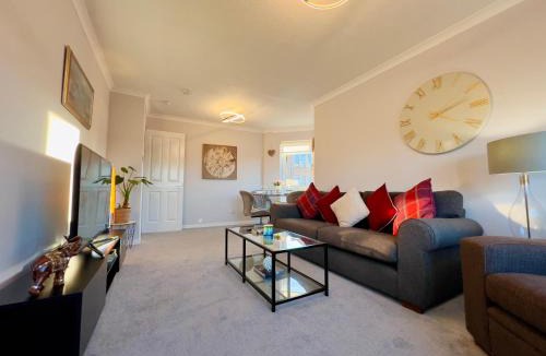 Springburn Apartment | Chic & Cozy 2-Bed Flat in Glasgow - Free Parking