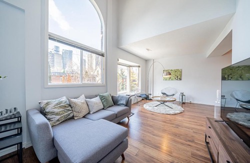 Cabbagetown South Apartment | Chic Downtown Mid-Century Home Free Parking